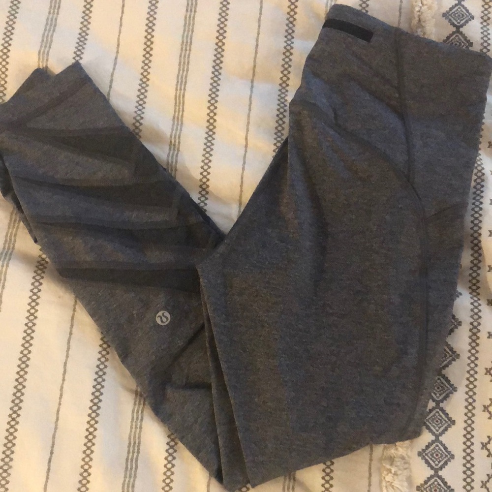 Lululemon leggings with cute leg detail sz8